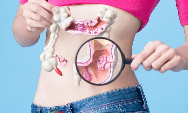 Sintomas do câncer colorretal incluem perda de peso e inchaço no abdome